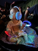 イヤーマフを付けた0歳7カ月の頃の娘。