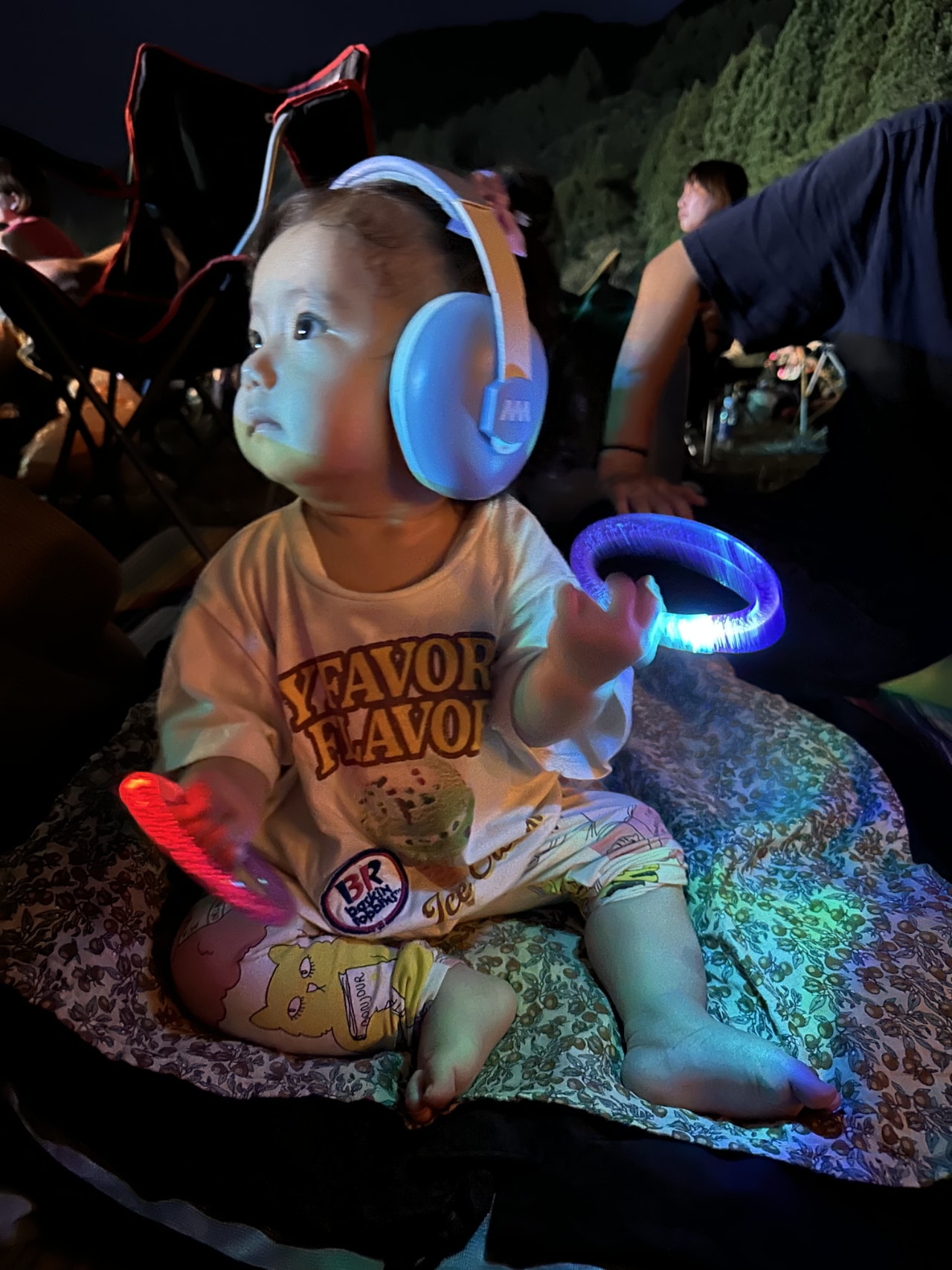 イヤーマフを付けた0歳7カ月の頃の娘。