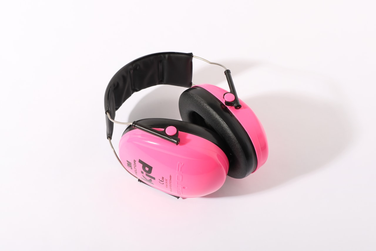 ビビッドピンクのカラーがかわいい3Mのイヤーマフ。
