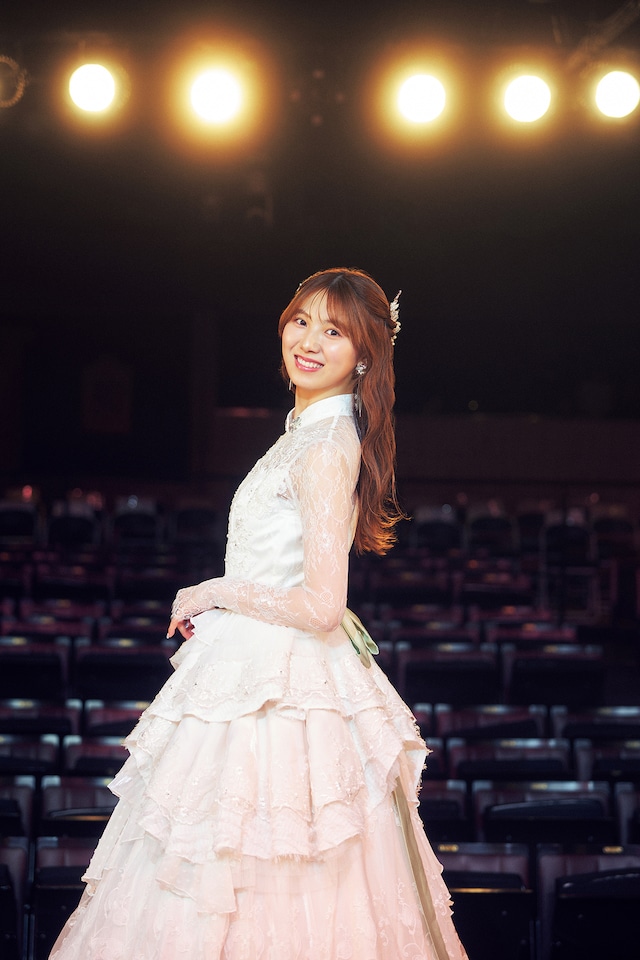 菅原茉椰の2nd写真集「Opportunity」セブンネット版表紙。（撮影：藤原宏）