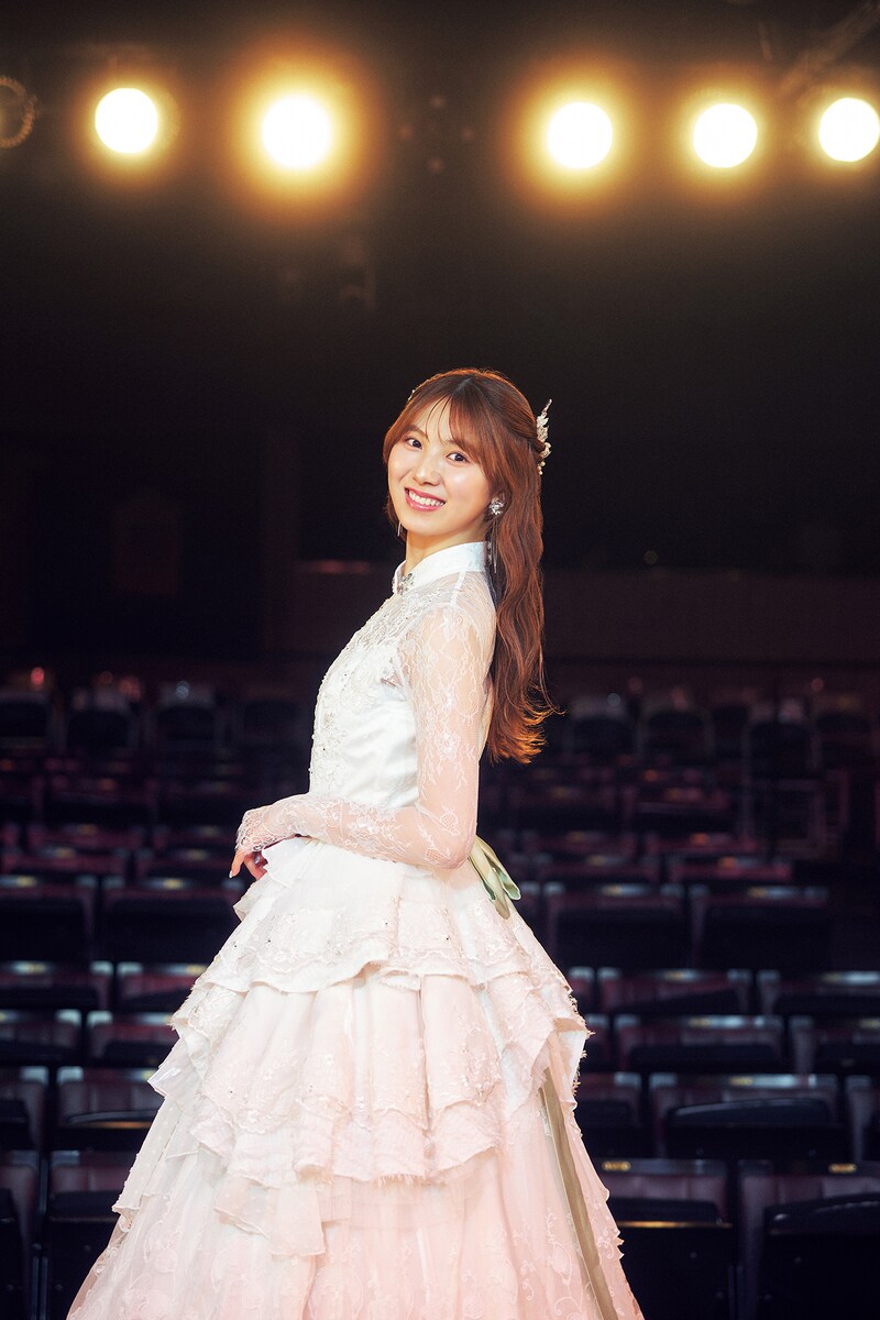 菅原茉椰の2nd写真集「Opportunity」セブンネット版表紙。（撮影：藤原宏）