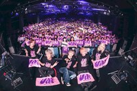 「れん ONEMAN LIVE TOUR 2025 -Molt-」東京・LIQUIDROOM公演の記念写真。（撮影：森好弘）