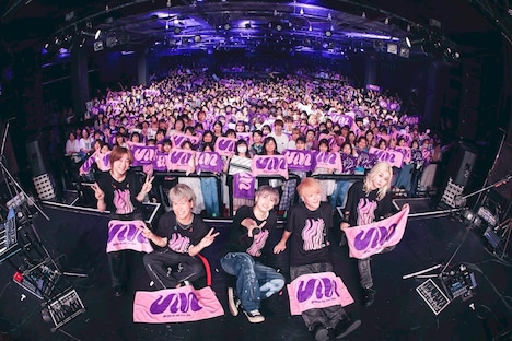 「れん ONEMAN LIVE TOUR 2025 -Molt-」東京・LIQUIDROOM公演の記念写真。（撮影：森好弘）