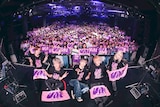 「れん ONEMAN LIVE TOUR 2025 -Molt-」東京・LIQUIDROOM公演の記念写真。(撮影:森好弘)