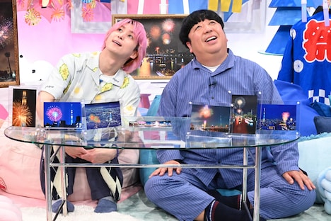 佐久間大介(Snow Man)と日村勇紀(バナナマン)。©︎日本テレビ