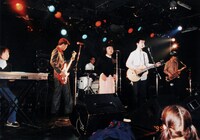 ハンバート ハンバート初ライブの様子。ギターボーカルが佐藤良成。その左が佐野遊穂。