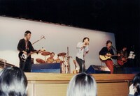 プランクトンの文化祭ライブの様子。中央のボーカルが佐藤良成。