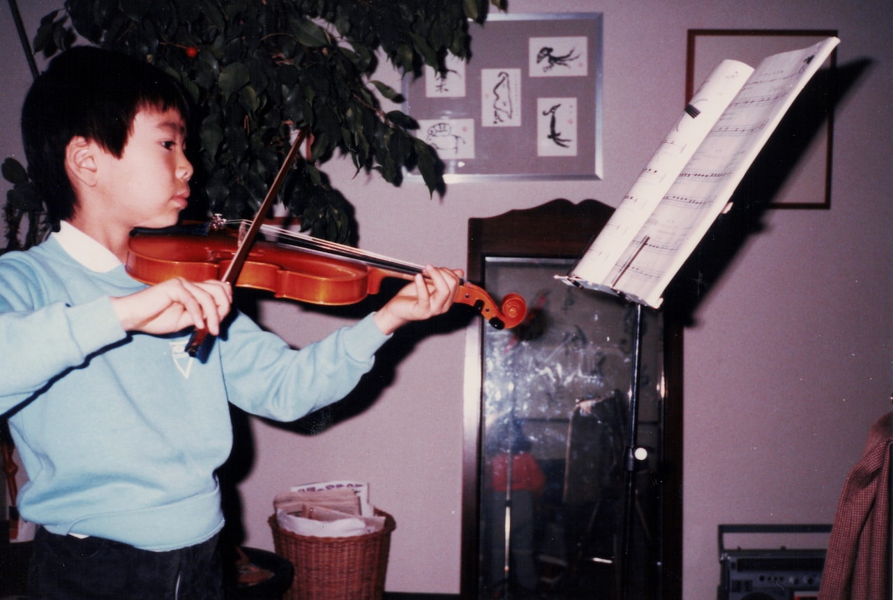 10歳頃。バイオリンの練習中。