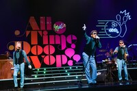 「masayuki suzuki taste of martini tour 2025 ～Step123 season2 "All Time Doo Wop"～」大阪・フェスティバルホール公演より。（撮影：岸田哲平、雨宮透貴）