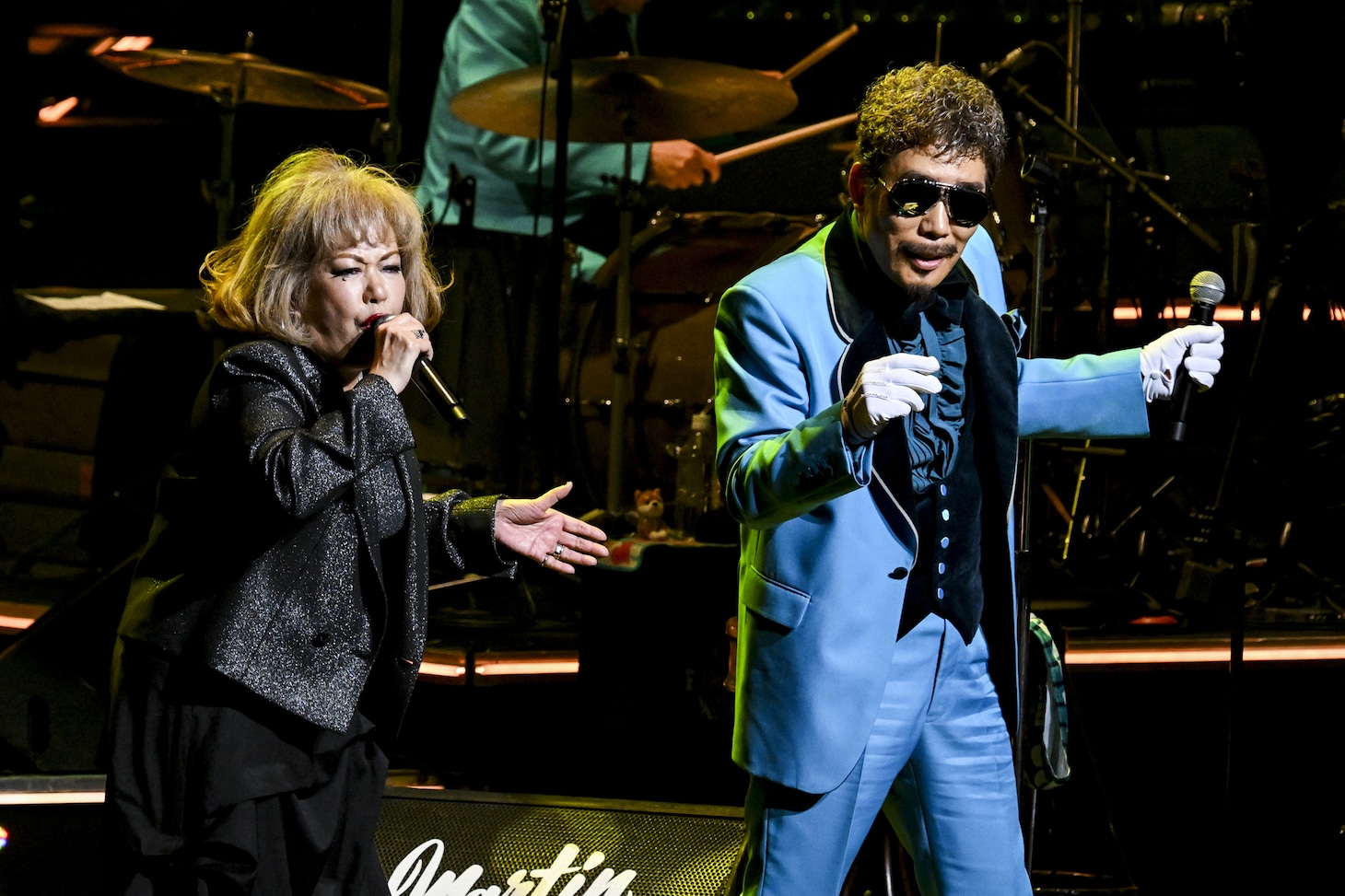 左から鈴木聖美、鈴木雅之。（撮影：岸田哲平、雨宮透貴）