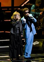 左から鈴木聖美、鈴木雅之。（撮影：岸田哲平、雨宮透貴）