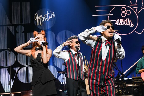 鈴木雅之と倖田來未のコラボステージより。(撮影:岸田哲平、雨宮透貴)