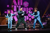 鈴木雅之と岡崎体育のコラボステージより。（撮影：岸田哲平、雨宮透貴）