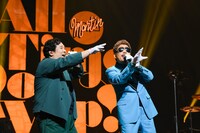 左から岡崎体育、鈴木雅之。（撮影：岸田哲平、雨宮透貴）