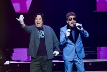 左から岡崎体育、鈴木雅之。（撮影：岸田哲平、雨宮透貴）