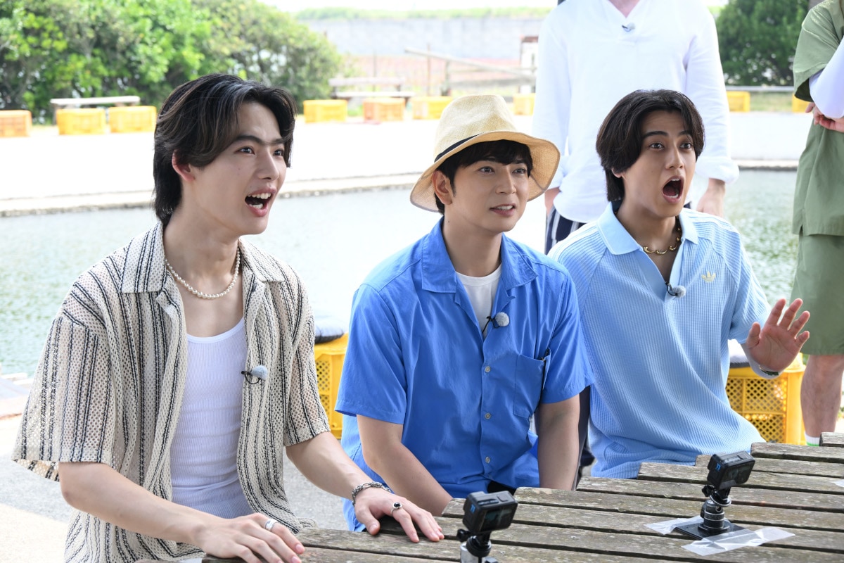 左からNOA、松本潤、高橋海人。©TBS