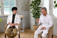 松本潤と、医療監修をしている総合診療医・生坂政臣氏。©TBS