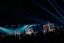 新しい学校のリーダーズ「宣誓 ～個性や自由ではみ出し10年～」の様子。（Photo by hiroyabrian）