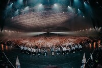 新しい学校のリーダーズ「宣誓 ～個性や自由ではみ出し10年～」の様子。（Photo by hiroyabrian）