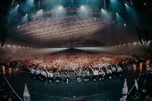 新しい学校のリーダーズ「宣誓 ～個性や自由ではみ出し10年～」の様子。（Photo by hiroyabrian）