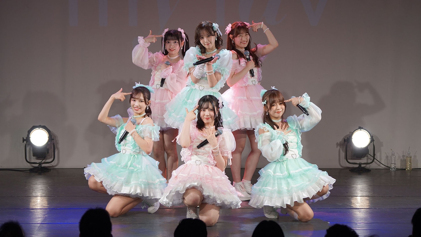 定期公演でパフォーマンスするmy fav。©G&B ENTERTAINMENT