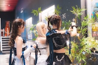 短冊を用意する最終未来少女。（撮影：オカベメイ）