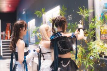 短冊を用意する最終未来少女。（撮影：オカベメイ）