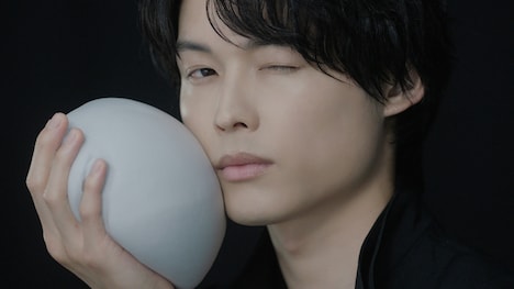 松村北斗が出演する「クリスタルホイップ ブラック」新CM映像より。