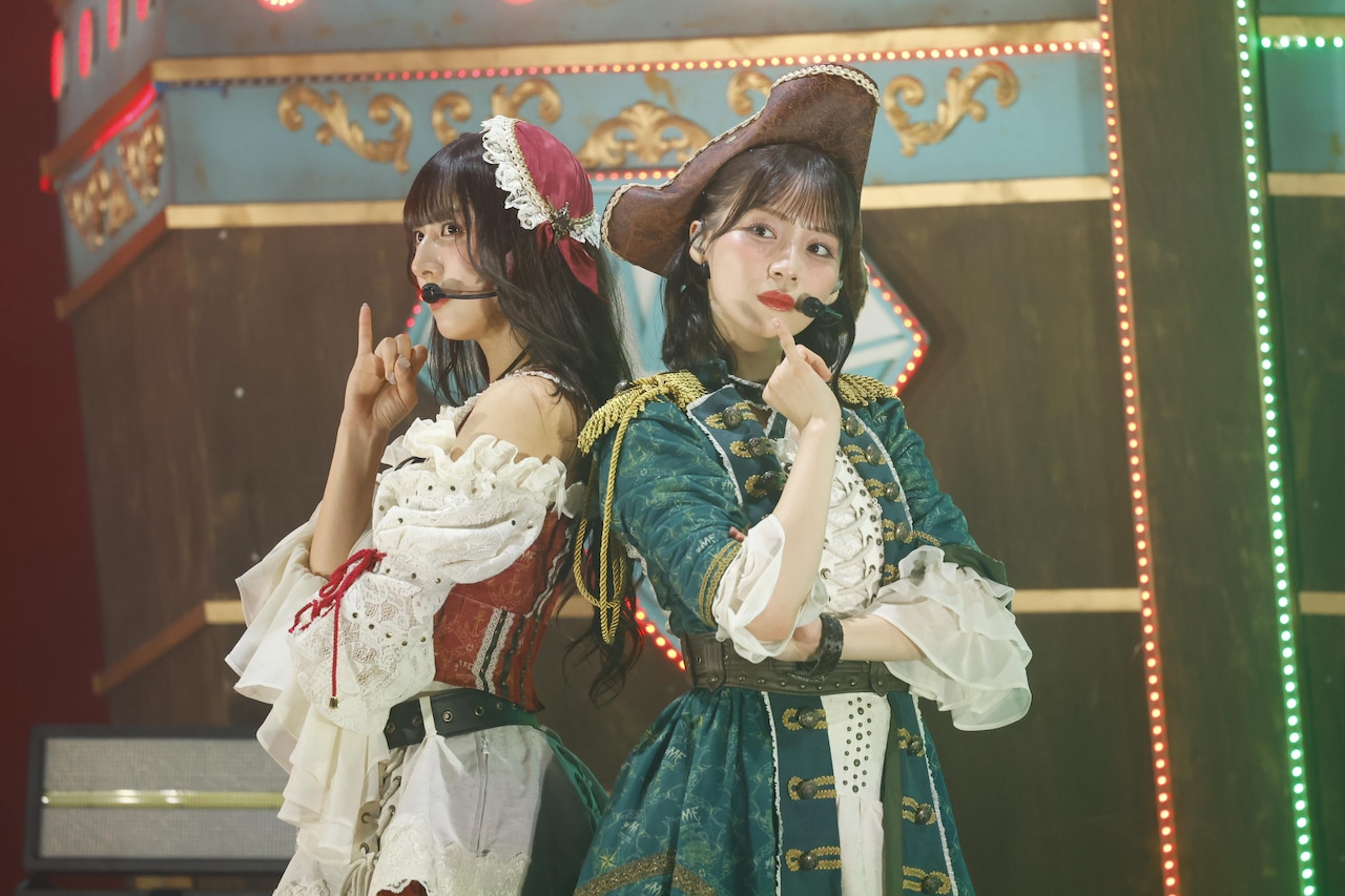 左から蟹沢萌子、冨田菜々風。©YOANI - ≠MEが船に乗って場内を