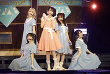 「≠ME 全国ツアー2025『We want to find “カフェ樂園”』」ファイナル公演昼の部より、ユニット曲コーナーの様子。©YOANI