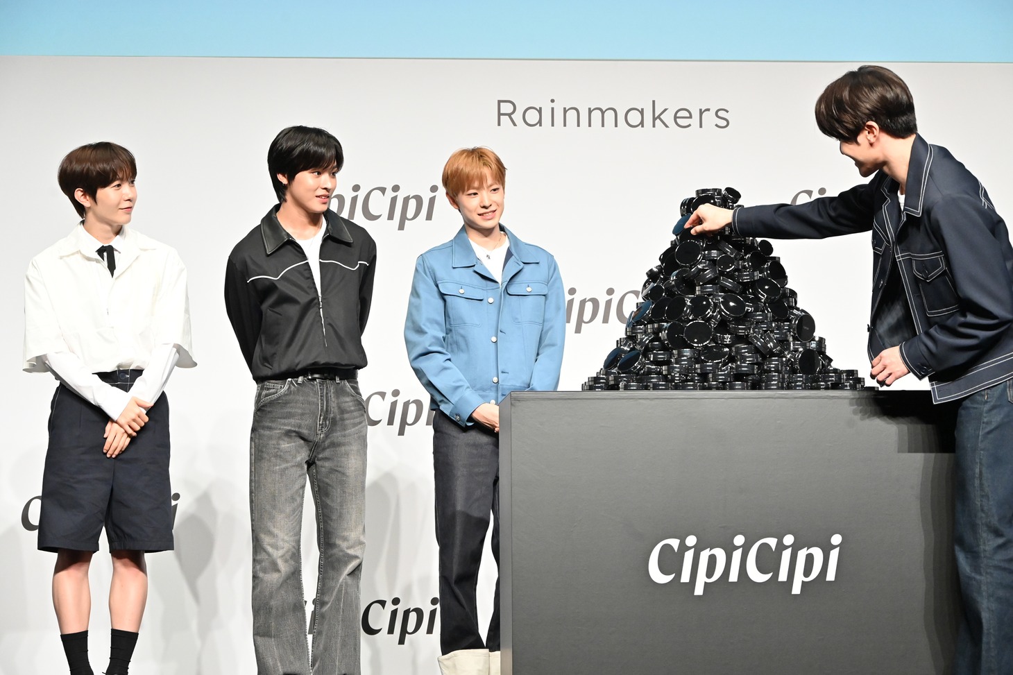 シオン（右）の動向を見守るメンバー。