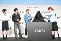 サクヤ（右）の動向を見守るメンバー。