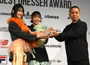 トロフィーを授与される鎮西寿々歌、櫻井優衣。