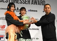 トロフィーを授与される鎮西寿々歌、櫻井優衣。