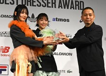 トロフィーを授与される鎮西寿々歌、櫻井優衣。