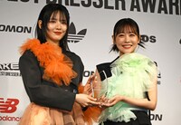 左から鎮西寿々歌、櫻井優衣（FRUITS ZIPPER）。