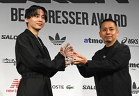 トロフィーを授与される工藤大輝（Da-iCE）。