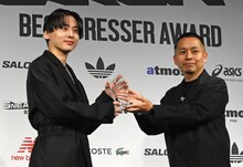 トロフィーを授与される工藤大輝（Da-iCE）。