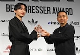 トロフィーを授与される工藤大輝(Da-iCE)。