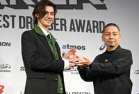 トロフィーを授与される翔。