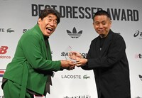 トロフィーを授与される寺門ジモン（ダチョウ倶楽部）。