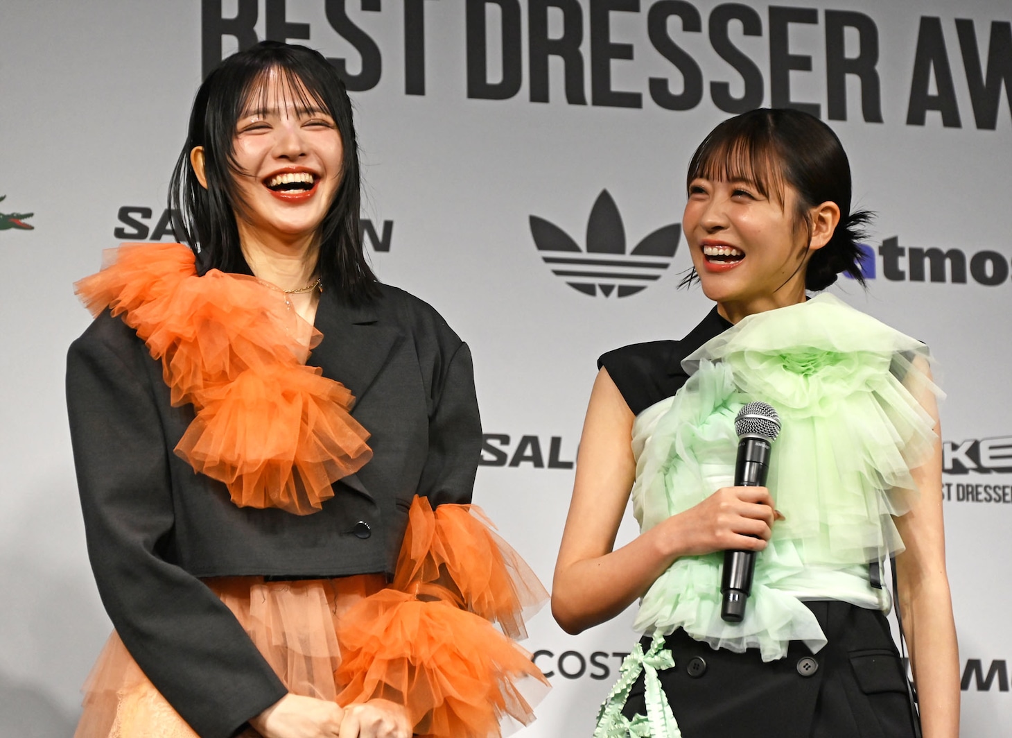 左から鎮西寿々歌、櫻井優衣（FRUITS ZIPPER）。