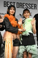 左から鎮西寿々歌、櫻井優衣（FRUITS ZIPPER）。