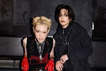 「グラスハート」OVER CHROMEメイキングカット。左から真崎桐哉を演じる菅田将暉、有栖川真広を演じるレイニ。