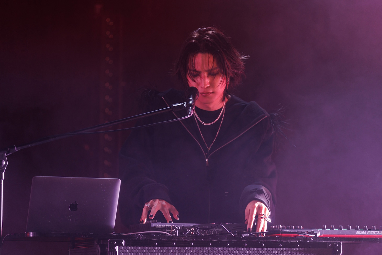 佐藤健主演ドラマ「グラスハート」菅田将暉×レイニ演じるカリスマユニットの場面写真公開