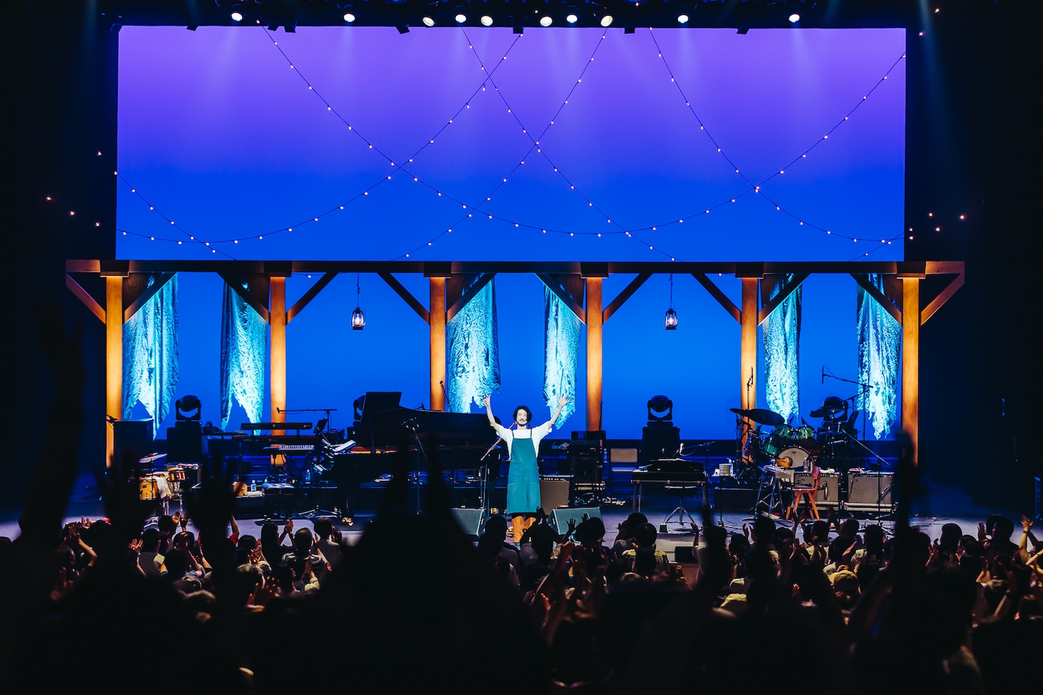 「ohashiTrio HALL TOUR 2025 -OUR GOLD-」の様子。（Photo by Yuusuke Katsunaga）