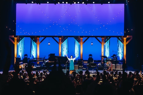 「ohashiTrio HALL TOUR 2025 -OUR GOLD-」の様子。（Photo by Yuusuke Katsunaga）