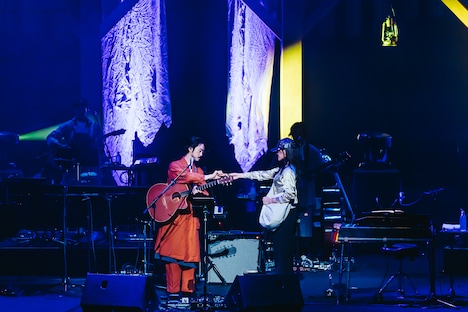 謎めいた少女から“ゴールドレター”を受け取る大橋トリオ。（Photo by Yuusuke Katsunaga）