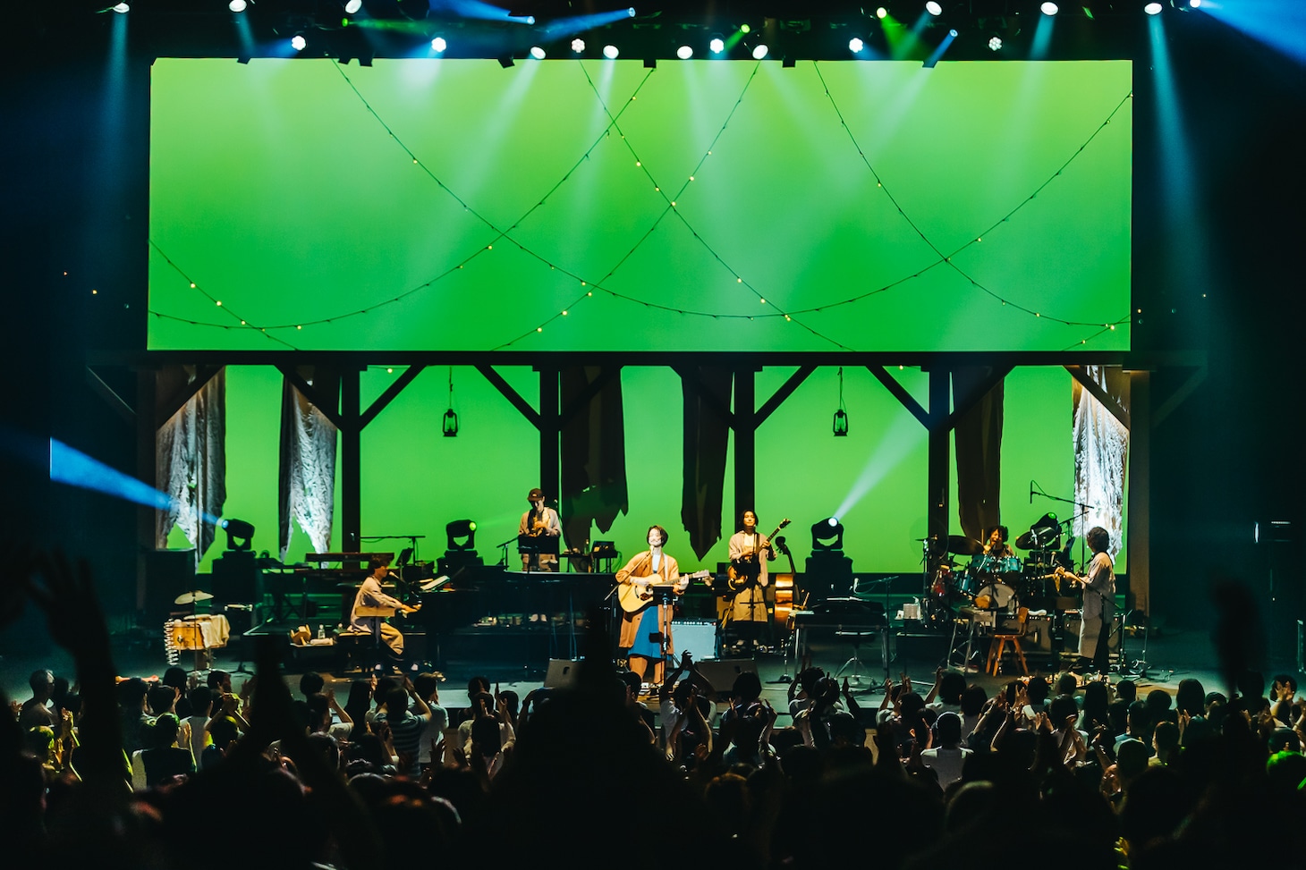 「ohashiTrio HALL TOUR 2025 -OUR GOLD-」の様子。（Photo by Yuusuke Katsunaga）