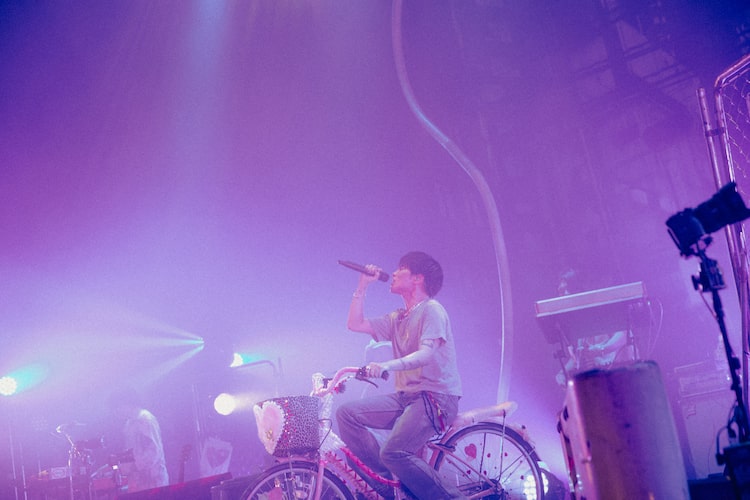 自転車を漕ぎながら歌うSIRUP。(Photo by Leo Iizuka)